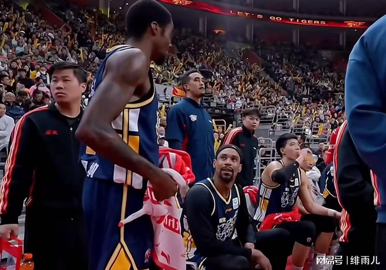 黄金甲体育-晋粤大战后！迪亚洛惨遭重罚，广东队还要挖人，杜锋招募法耶？